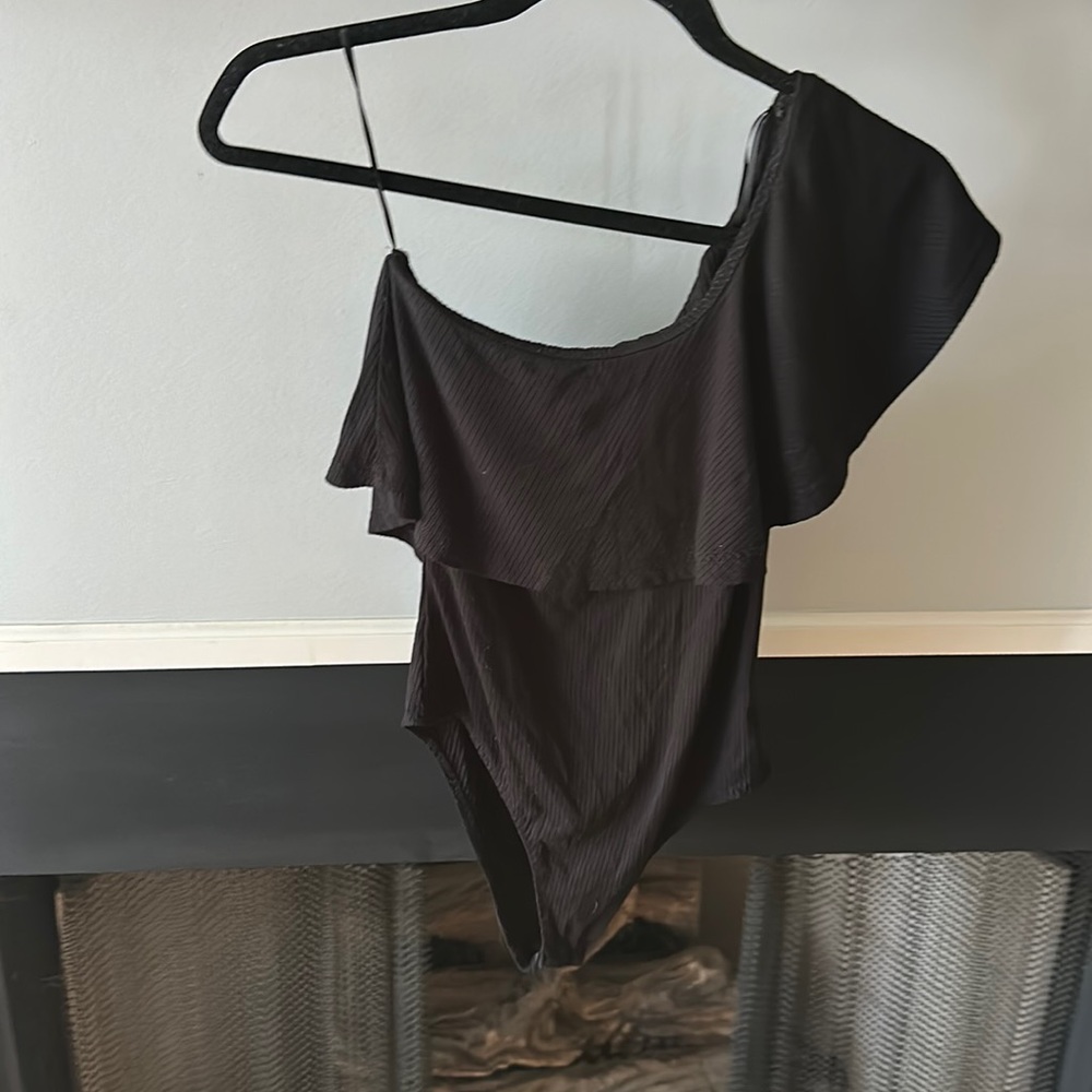 Boutique black one shoulder bodysuit